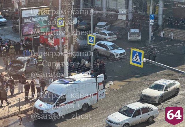 Полицейские ищут свидетелей ДТП в центре Саратова 